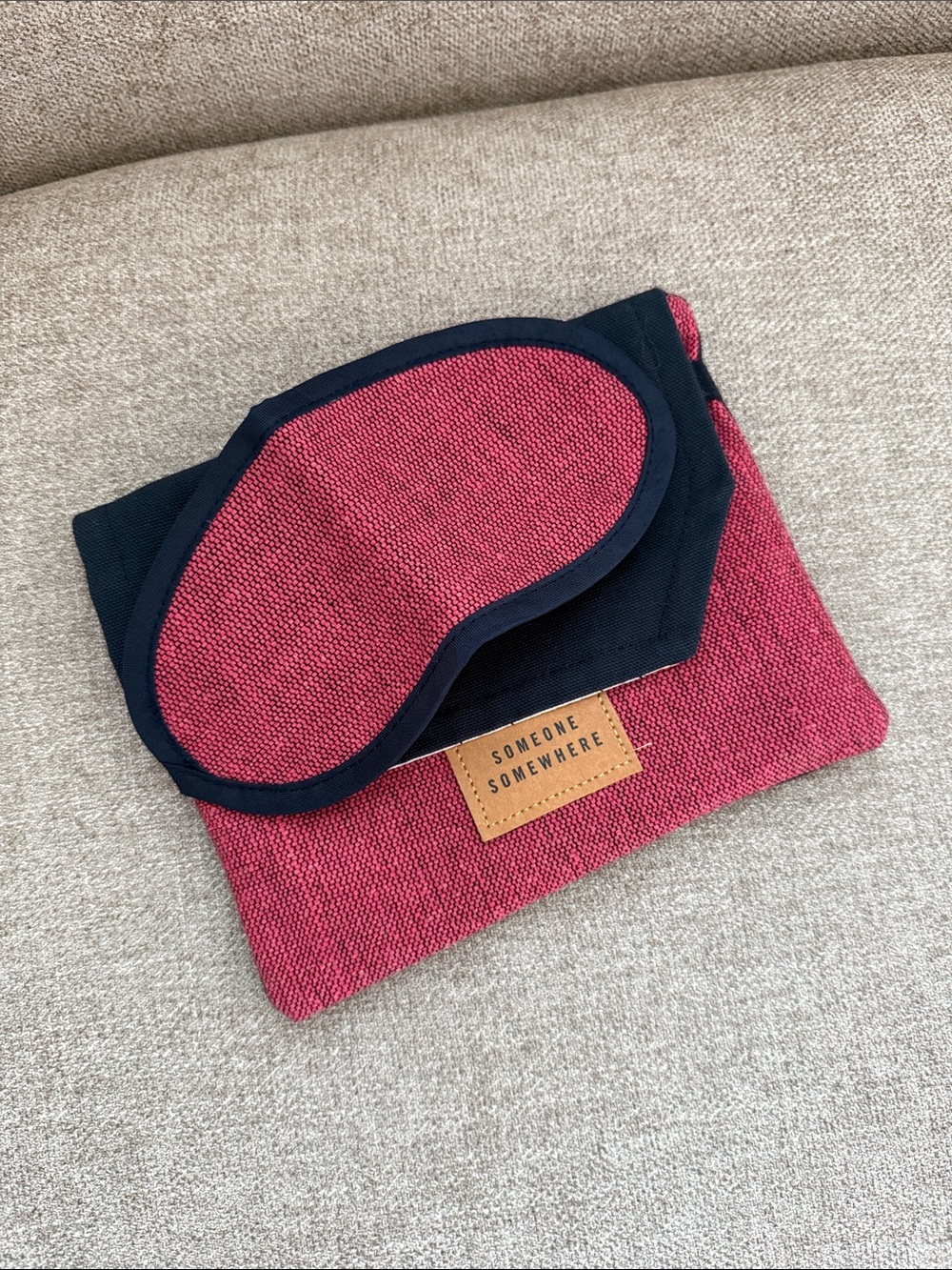 DELTA First Class Red and Navy Travel Pouches Set of 3 Wooden Combs